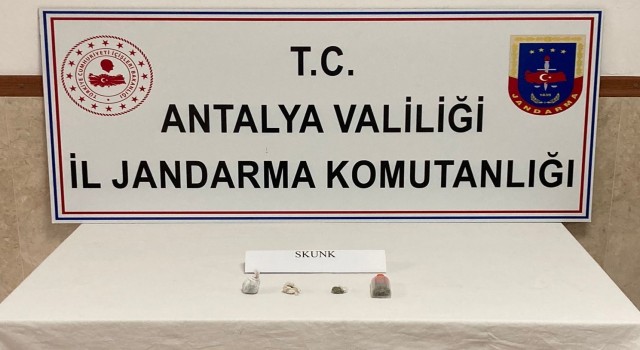 Üzerlerinde uyuşturucu madde bulunduran 4 kişi yakalandı