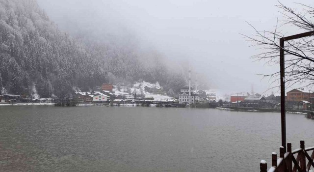 Uzungölde Nisan ayında kar süprizi