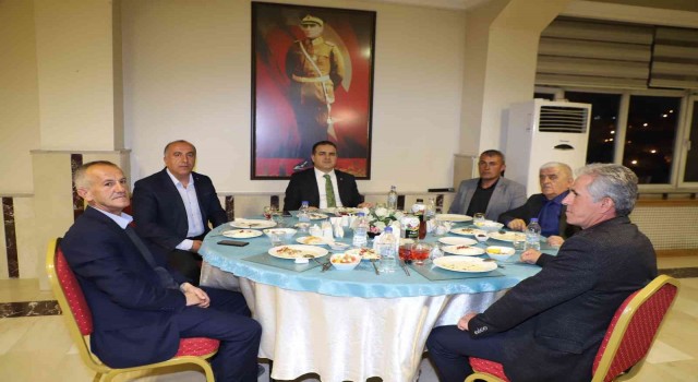 Vali Akbıyık, iftarda muhtarlarla bir araya geldi