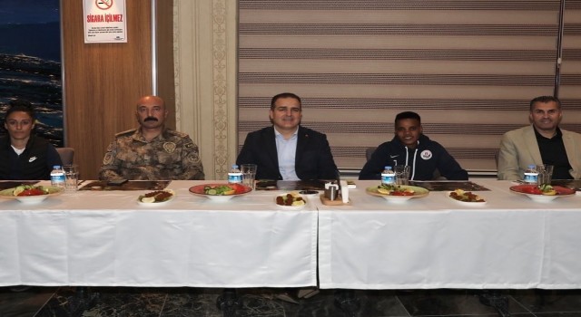 Vali Akbıyık sporcularla bir araya geldi