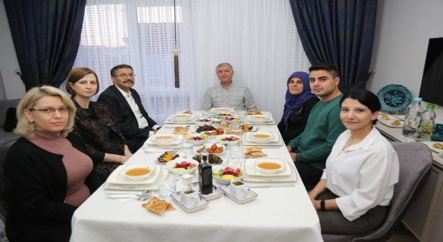 Vali Ali Çelik ile eşi Nezihe Çelik şehit ailesiyle iftar yaptı