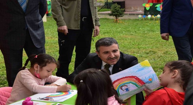 Vali Atay, minik öğrencilerle resim yaptı
