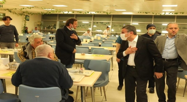 Vali Atay sağlıkçılarla iftar yaptı