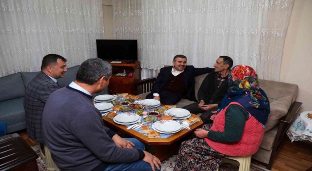 Vali Atay, şehit ailesiyle iftar yemeğinde bir araya geldi
