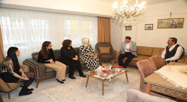 Vali Ayhan Paskalya Bayramında Hristiyan ailenin misafiri oldu