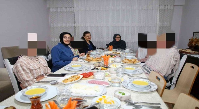 Vali Bilmezin eşi çocuklarla sahur yaptı