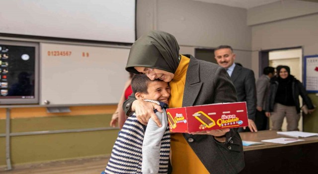Vali Bilmezin eşi, özel öğrencilerle bir araya geldi