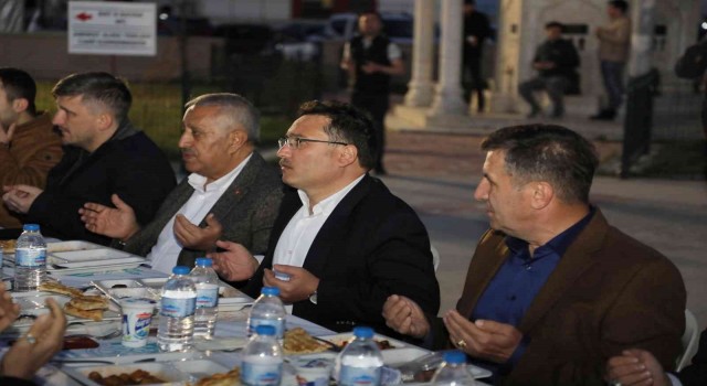 Vali Çiçek iftarını öğrenciler ile yaptı