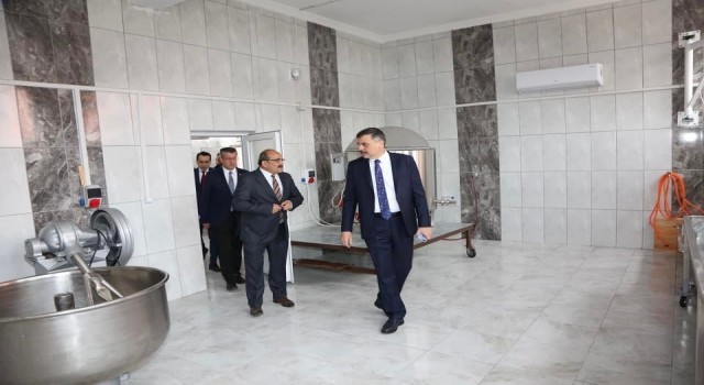 Vali Çiftçi Kargı tulum peyniri tesisini inceledi