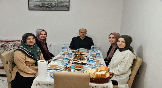 Vali Dağlı, 5 kız çocuğunu okutan aileyi tebrik etti