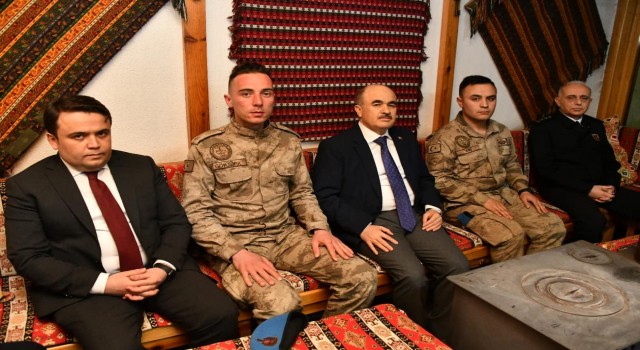 Vali Dağlı, Mehmetçikle iftar yaptı, asker ailesiyle görüntülü görüştü