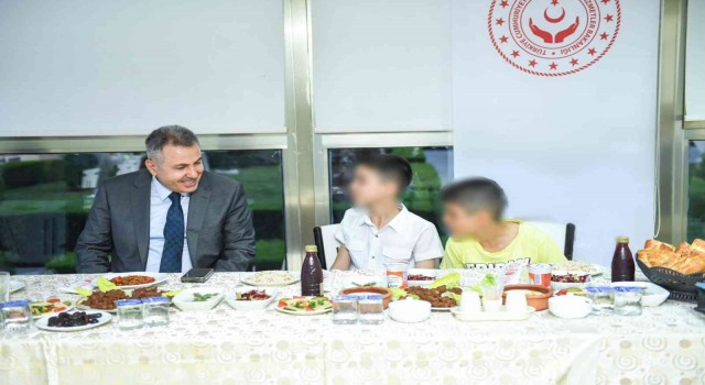 Vali Elban çocuklarla iftarda buluştu
