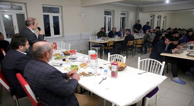 Vali Epcim, iftarını Oruçbeyli Kuran Kursunda yaptı