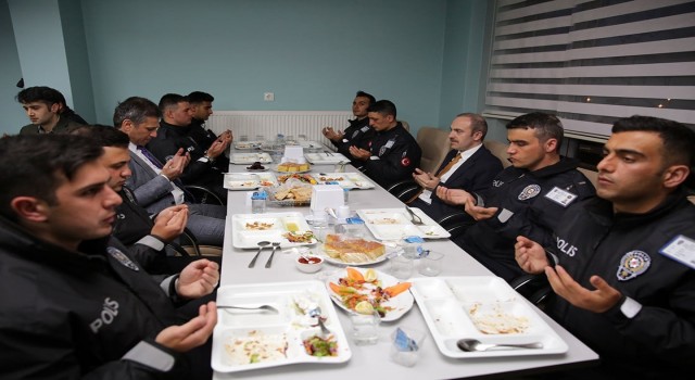 Vali Epcim, iftarını polis adaylarıyla açtı