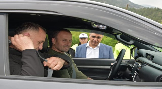 Vali Gürel, emniyet kemeri kontrolü yaptı