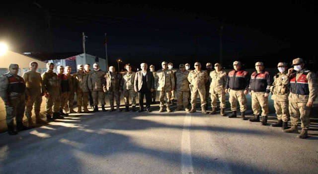 Vali, güvenlik güçleriyle iftar yaptı