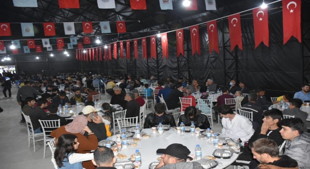 Vali Hacıbektaşoğlu, çadırda vatandaşlarla birlikte iftarını açtı