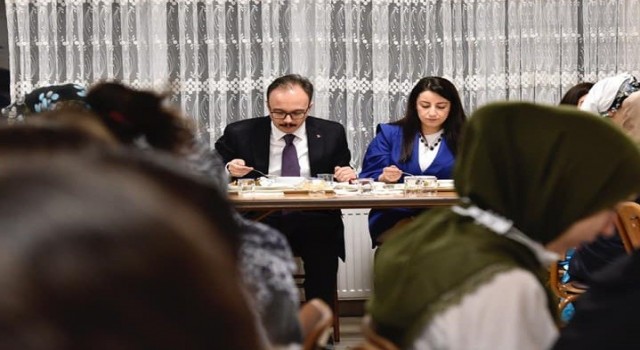 Vali Kızılkaya koruma altındaki çocuklarla iftar yemeğinde buluştu