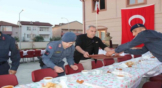 Vali Kızılkaya orucunu Osmaneli de askeri personelle açtı