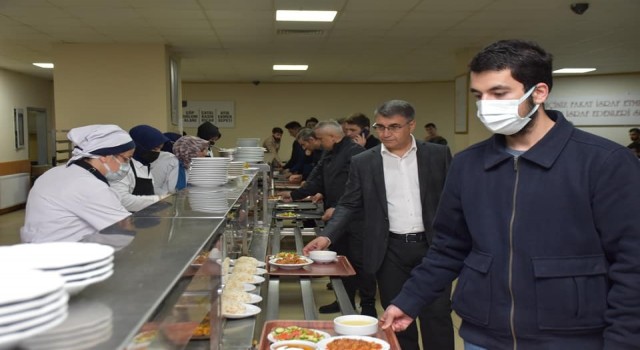 Vali KYK yurdunda kalan öğrencilerle iftar yaptı