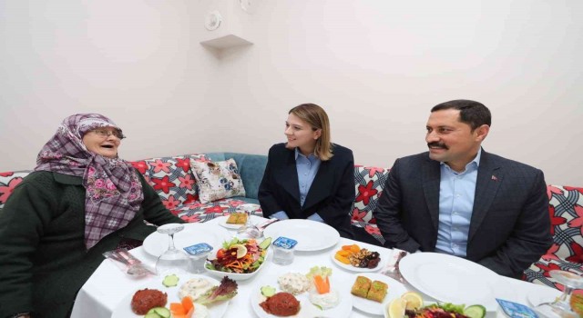 Vali Masatlı ve eşi, Adife ninenin iftar sofrasına konuk oldu