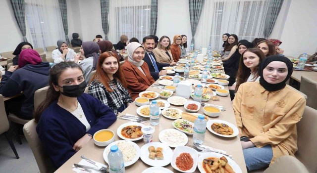 Vali Masatlı ve eşi, KYK yurdunda kız öğrencilerle iftar yaptı