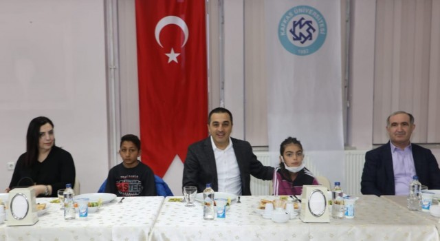 Vali Öksüz, öğrencilerle iftarda buluştu