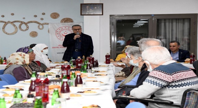 Vali Su iftarda huzurevi sakinleriyle buluştu