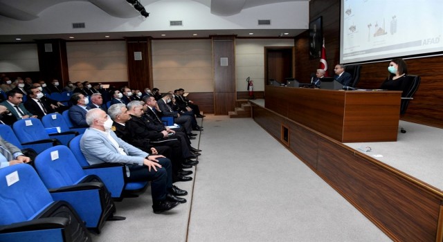 Vali Su, Mersinde yatırımların sıkı takip edilmesi talimatını verdi
