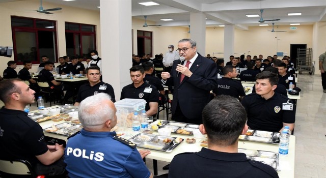 Vali Su, polis okulu öğrencileriyle bir araya geldi