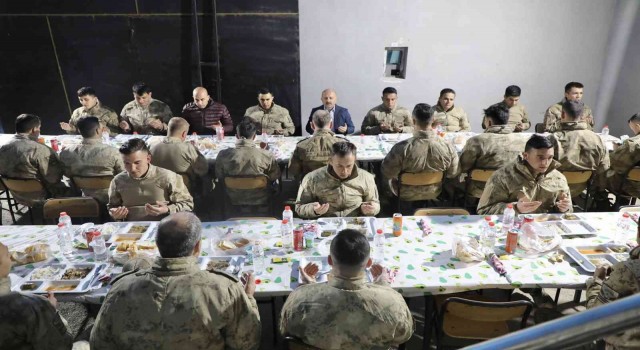Vali Varol, Ağrı Dağı eteklerinde görev yapan askerlerle iftar yaptı