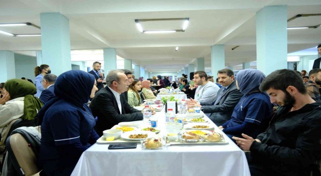 Vali ve rektör orucunu öğrencilerle birlikte açtı