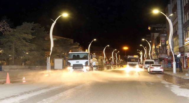 Van Büyükşehirden gece boyu temizlik mesaisi