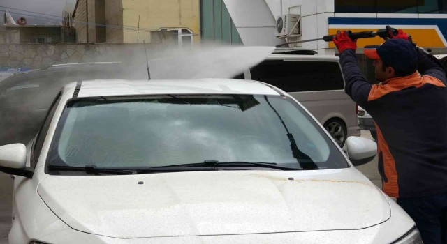 Vanda çamur yağdı: araçlar oto yıkamada kuyruk oldu