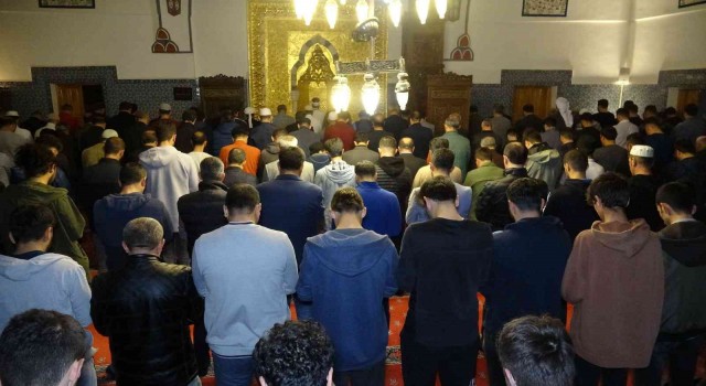 Vanda Kadir Gecesinde 455 yıllık tarihi cami doldu taştı