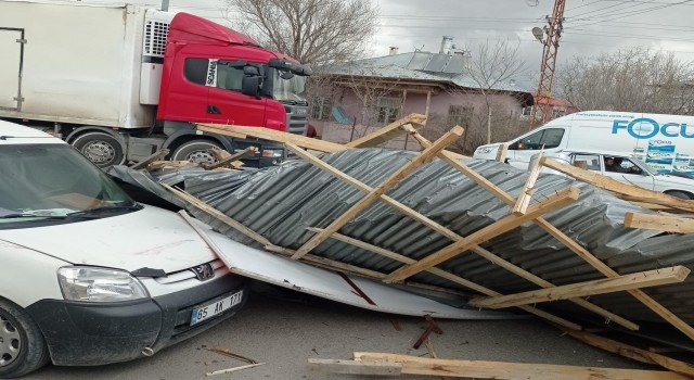 Vanda kuvvetli rüzgar iş yerlerinin çatısını uçurdu