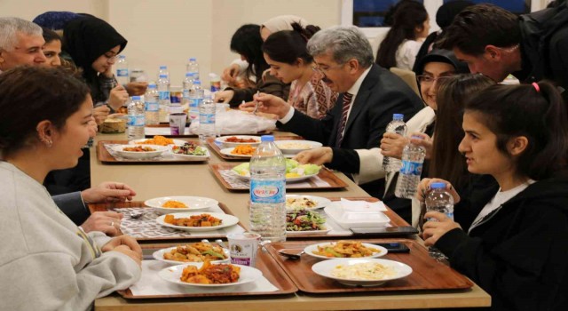 Vanda KYK yurtlarında iftar programı