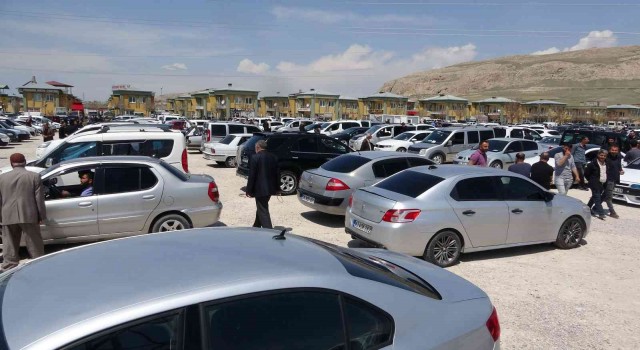 Vanda Ramazan Bayramı öncesi açık oto pazarında yoğunluk