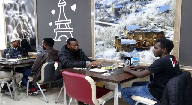 Vatanlarından on binlerce kilometre uzakta iftar yaptılar
