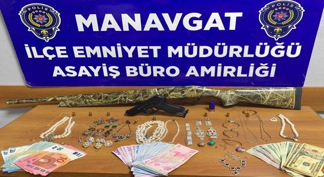 Villadan 340 bin TLlik soygun yapan şüpheliler 24 saat geçmeden yakalandı