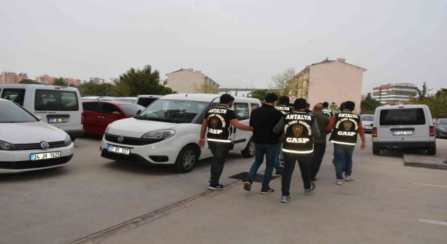 Yabancı uyruklu şahısların aracını polis diye durdurup, eşyalarını yağmaladılar