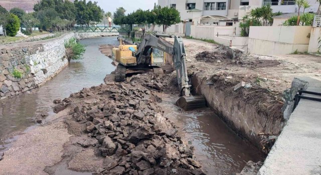 Yağışlarda zarar gören dere duvarları tamir ediliyor