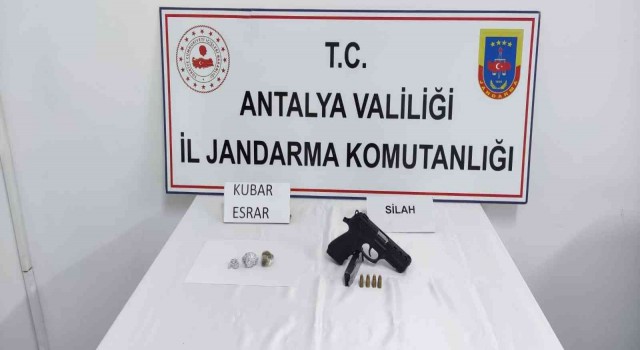 Yakalama kararı bulunan şüpheli jandarmaya takıldı