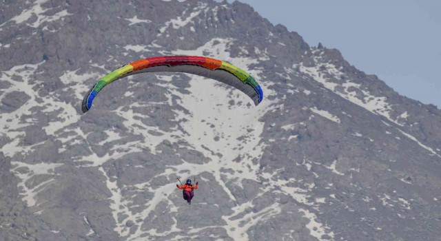 Yamaç paraşütü tutkunları Erek Dağı eteğinde antrenman yapıyor