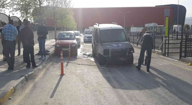 Yanan aracını söndürmek isterken yaralandı