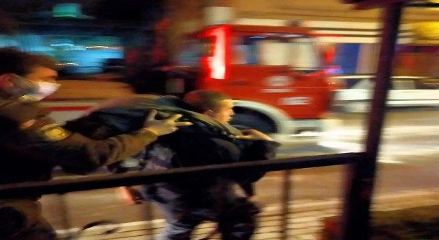 Yangında dumandan etkilenen şahsı itfaiye ekipleri kurtardı