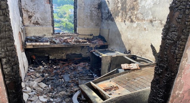 Yangında ev kullanılmaz hale geldi