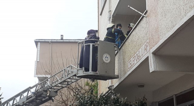 Yangında mahsur kalan 6sı çocuk 13 kişiyi itfaiye ekipleri kurtardı