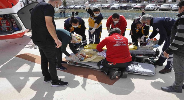 Yangında yaralanan 6 aylık bebek hava ambulansıyla Ankaraya sevk edildi