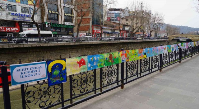 Yaptıkları bin 920 resimle kentin sokaklarını renklendirdiler